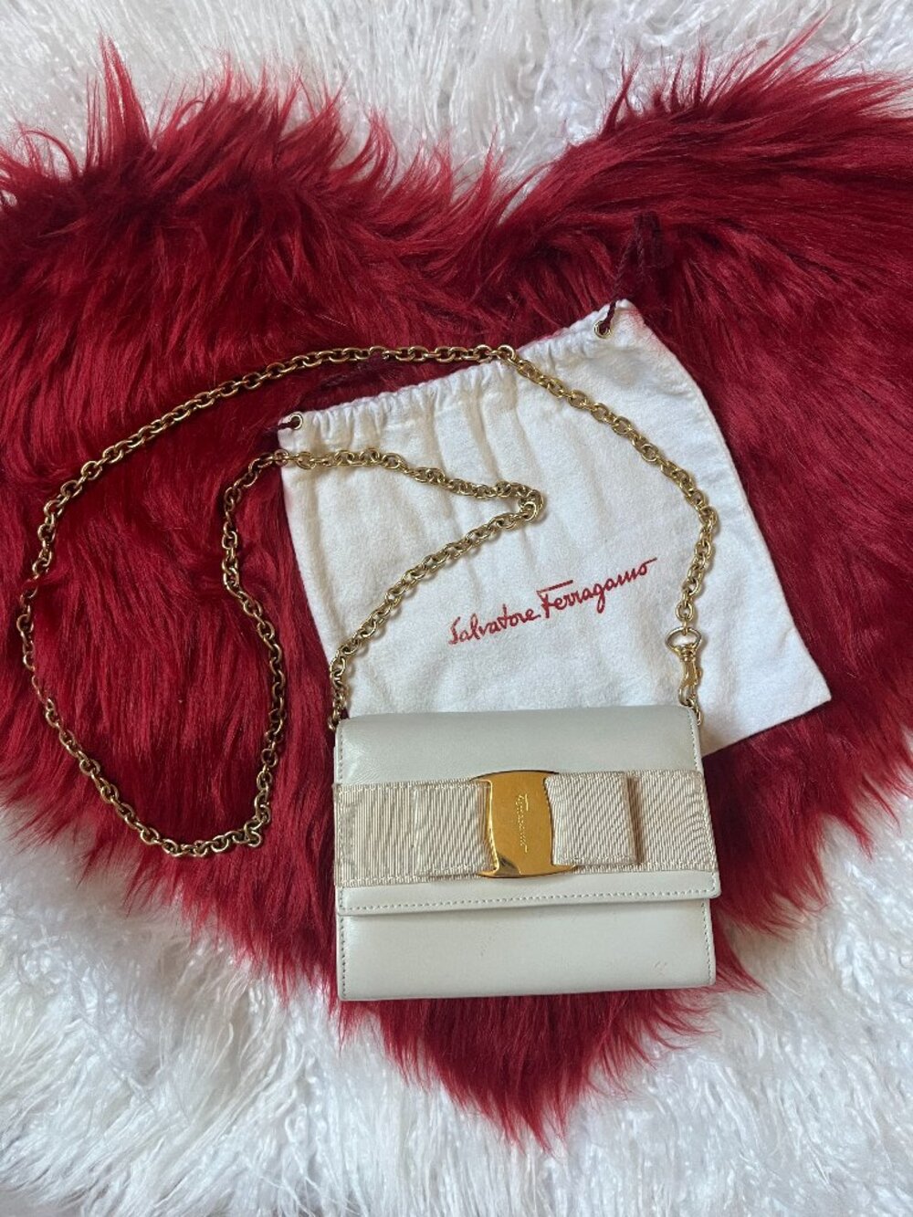 Salvatore Ferragamo Off-White Smooth Leather Vara Bow Convertable Crossbody Belt
